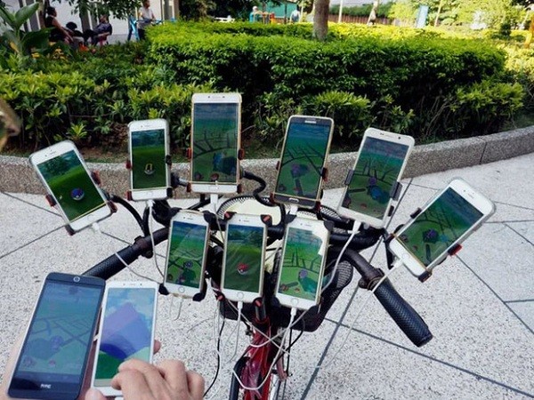 Can canh “sieu xe” cua cu ong gan gan 70 smartphone choi Pokemon Go-Hinh-2