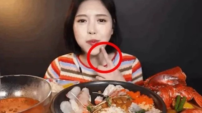 “Dinh” nhieu tai tieng, hai Youtuber mukbang dinh dam gay phan no-Hinh-4