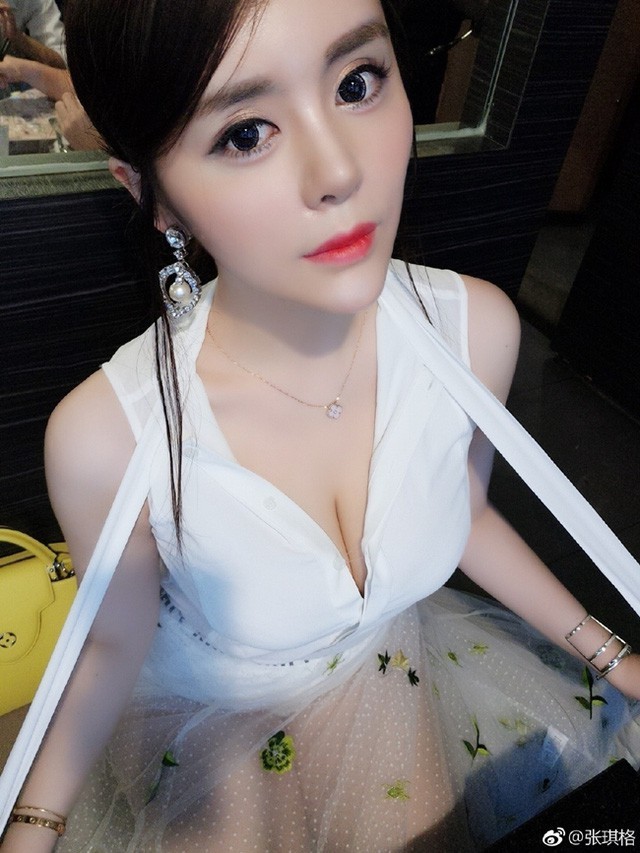 Nu streamer “sieu vong mot” bi cam song vi khoe thoi trang ho bao-Hinh-12