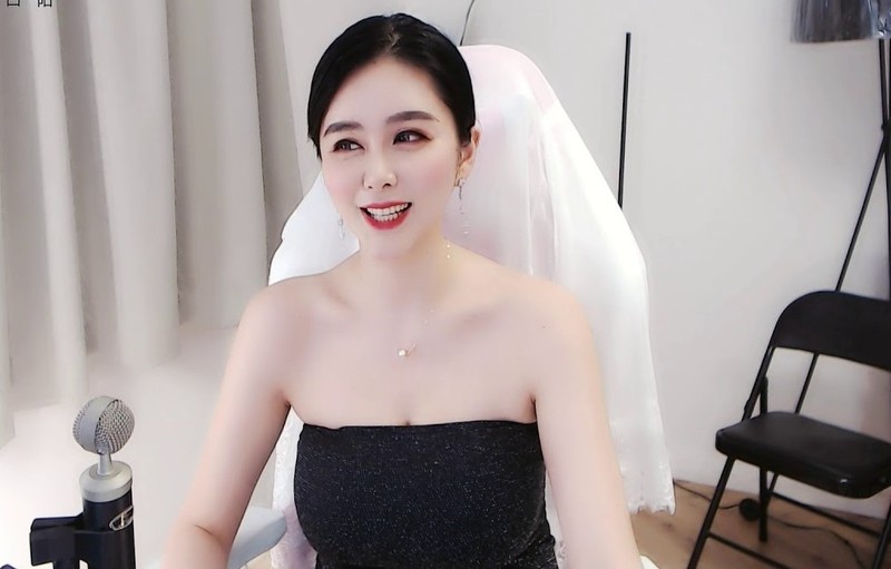 Nu streamer “sieu vong mot” bi cam song vi khoe thoi trang ho bao-Hinh-9