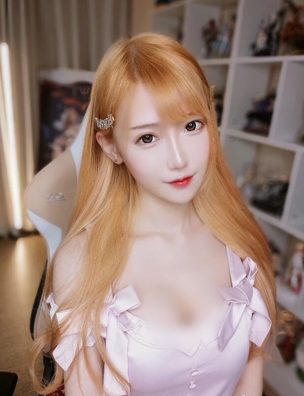 Khoe vai khung hinh, nu streamer gay choang voi gia tai 