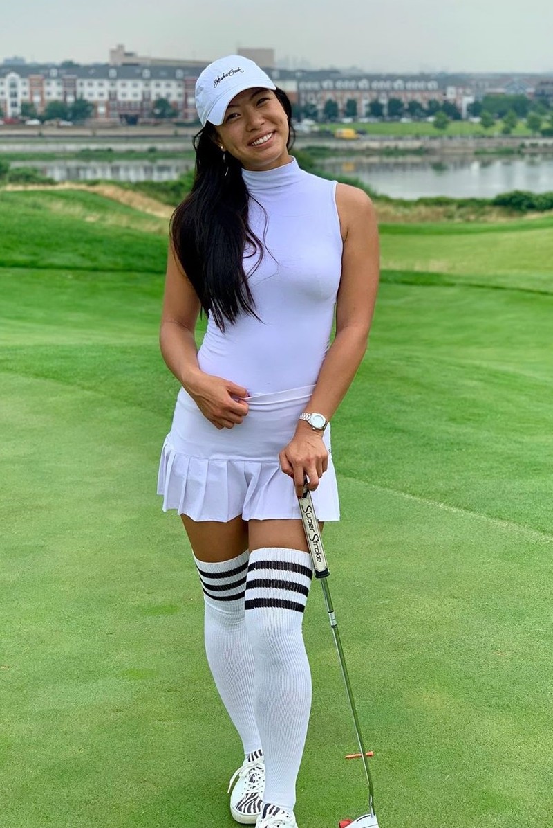 Thich dien trang phuc thi dau gay soc, nu Golfer bi... duoi viec-Hinh-10