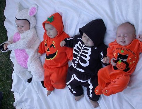 Ảnh bé trong trang phuc Halloween dáng yeu khong chịu nỏi