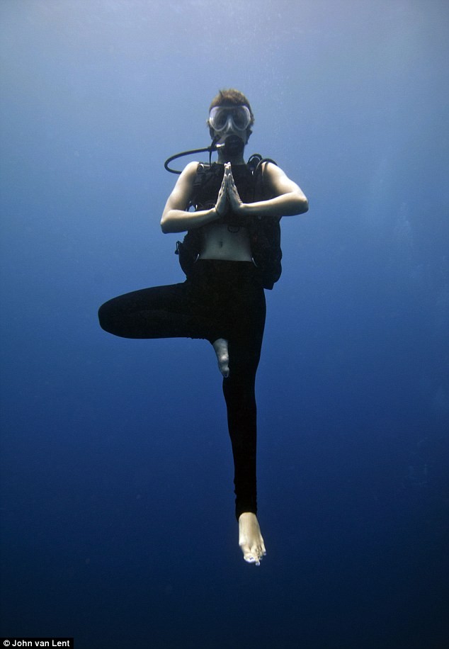 Doc dao lop hoc yoga duoi nuoc o Bali-Hinh-6