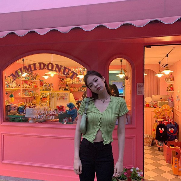 Ao croptop Jennie (BLACKPINK) khoe body sexy ngay cang duoc chuong