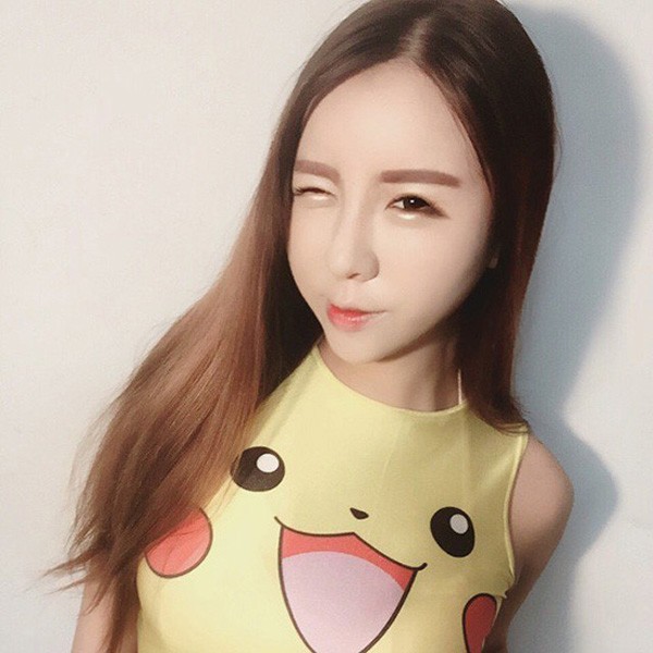 Mac ao Pikachu khoe vong 1 ngon ngon, gai xinh bi che phan cam-Hinh-4