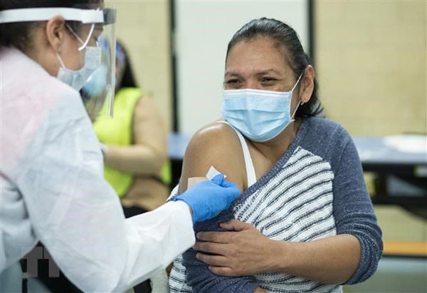 Mac ho di tiem vaccine, chinh chu khien nguoi nhin duoc phen nong mat-Hinh-8