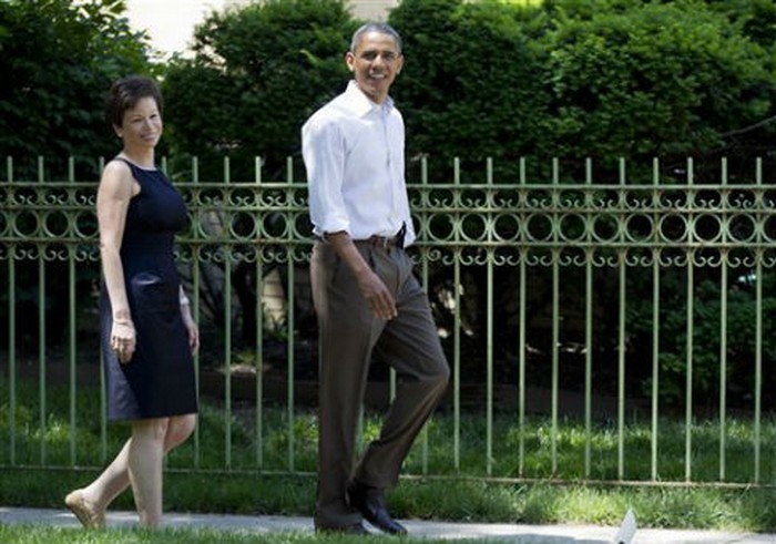 Phong cach tre trung cua ong Obama sau khi roi Nha Trang-Hinh-4