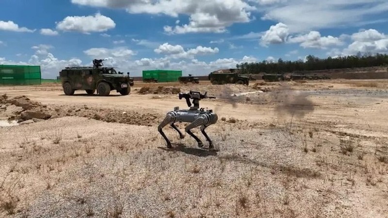 Trung Quốc khoe chó robot quân sự, kỹ năng chiến đấu "đáng gờm" - Hình 2 Trung Quoc khoe cho robot quan su, ky nang chien dau