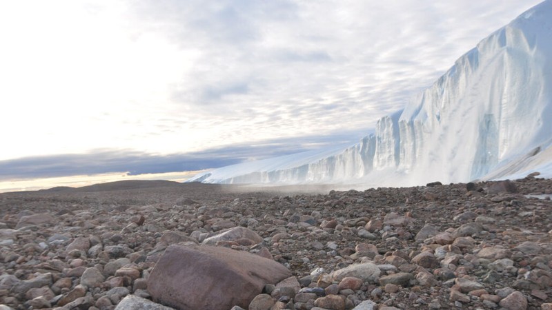 Tim thay ke tan cong ngoai hanh tinh an duoi lop bang day Greenland?