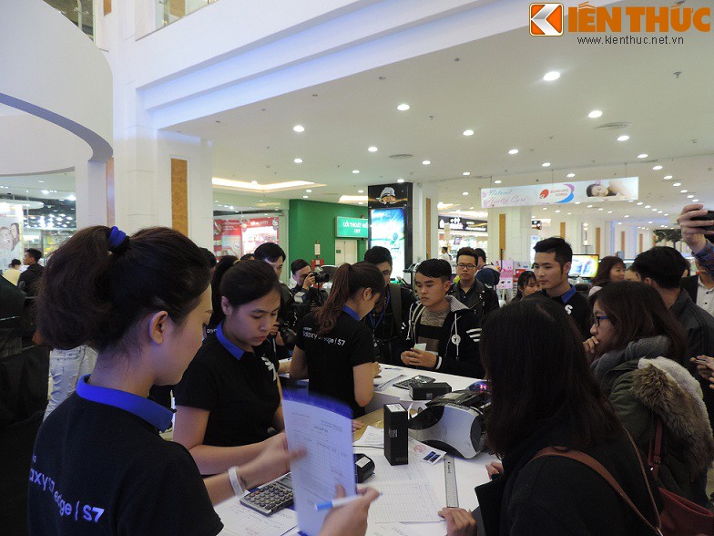 Hinh anh dau tien ve Samsung Galaxy S7 ban o Ha Noi-Hinh-7