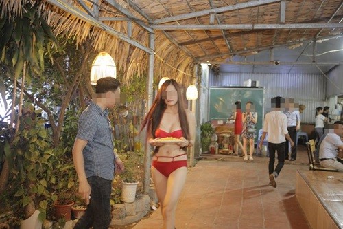Choang vang dan mau bikini bung be mon an o nha hang Ha Noi-Hinh-2