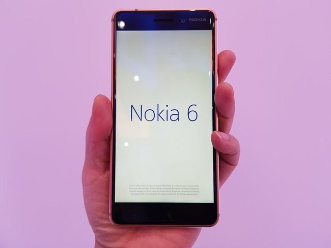 Tren tay Nokia 6 mau vang dong, gia sinh vien