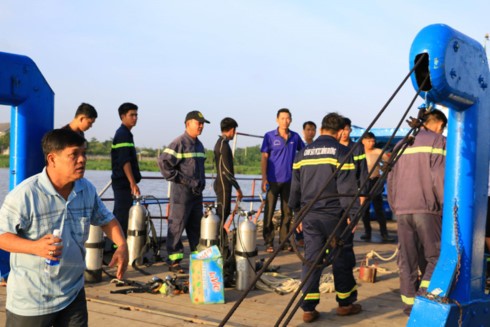 Chim tau tren song Sai Gon, 2 nguoi mat tich