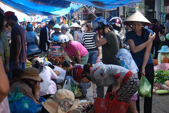 Bao chong sieu bao, nguoi dan Ha Noi lo tich tru thuc pham-Hinh-4