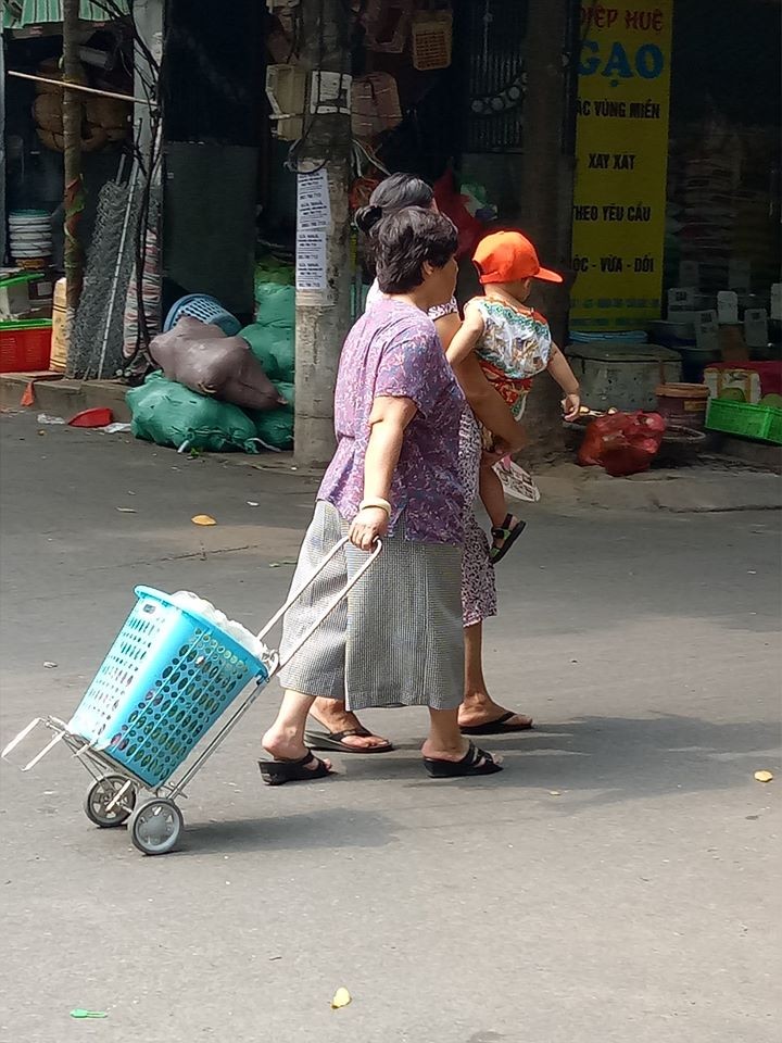 Bao chong sieu bao, nguoi dan Ha Noi lo tich tru thuc pham-Hinh-5