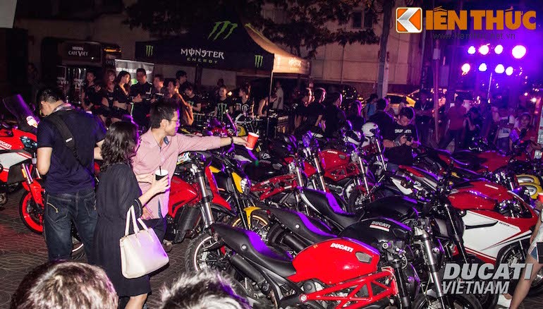 An tuong Ducati Experience 2015 tren dai dat hinh chu S-Hinh-2