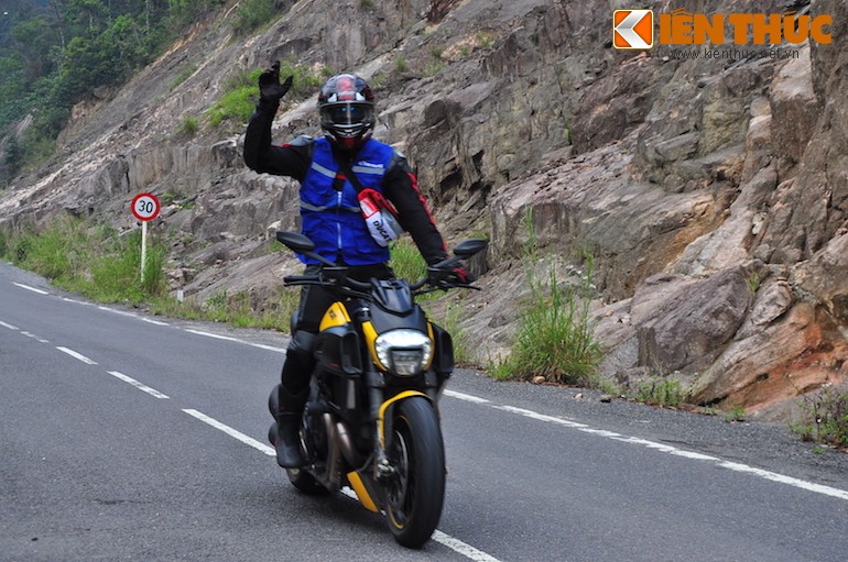 An tuong Ducati Experience 2015 tren dai dat hinh chu S-Hinh-9