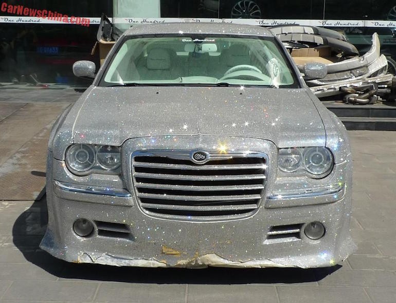 “Dau mat” voi Chrysler 300C dat tram ngan vien pha le “fake”-Hinh-2