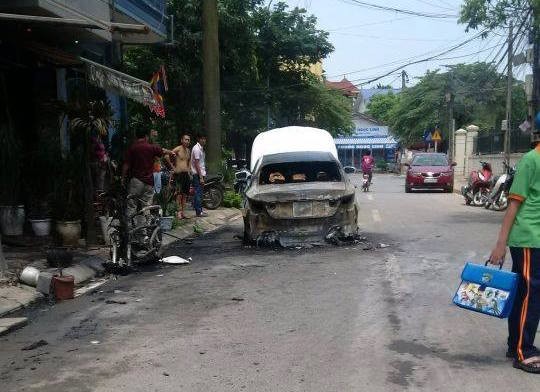 Xe hop Hyundai Sonata chay bung bung tren pho Ha Noi-Hinh-7