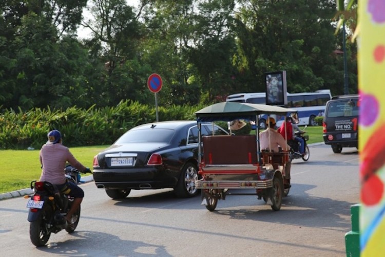 Sieu xe va xe sang “ngap” duong pho Campuchia-Hinh-5