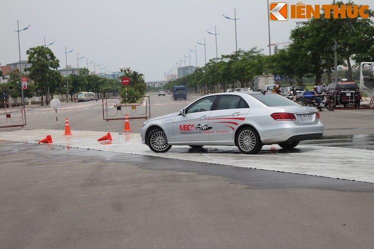 Luyen tay lai, ngam xe dep tai Mercedes Driving Academy 2015-Hinh-10