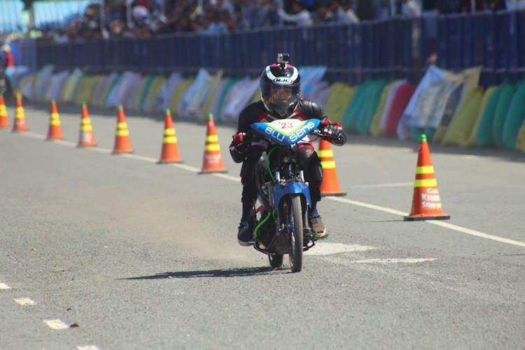 Xem moto Pkn dua “toc do” tai giai Drag 400m o Long An-Hinh-6