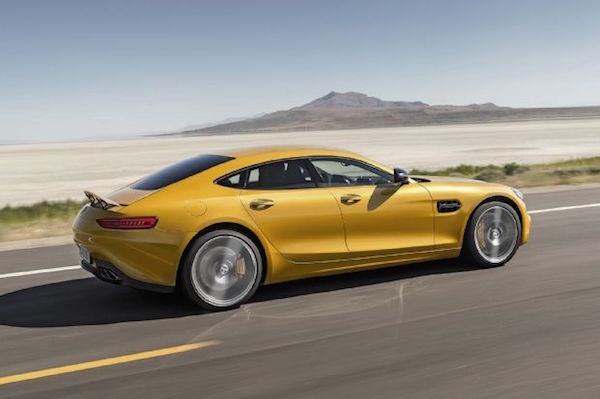 Mercedes coupe 4 cua se “danh bai” Porsche Panamera?-Hinh-2