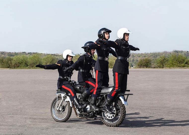 Xem doi bieu dien Hoang gia Anh “lam xiec” tren moto PKL-Hinh-10
