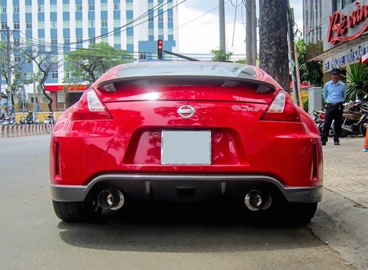 Ngam xe do Nissan 370Z ruc ro trong nang Sai Gon-Hinh-3