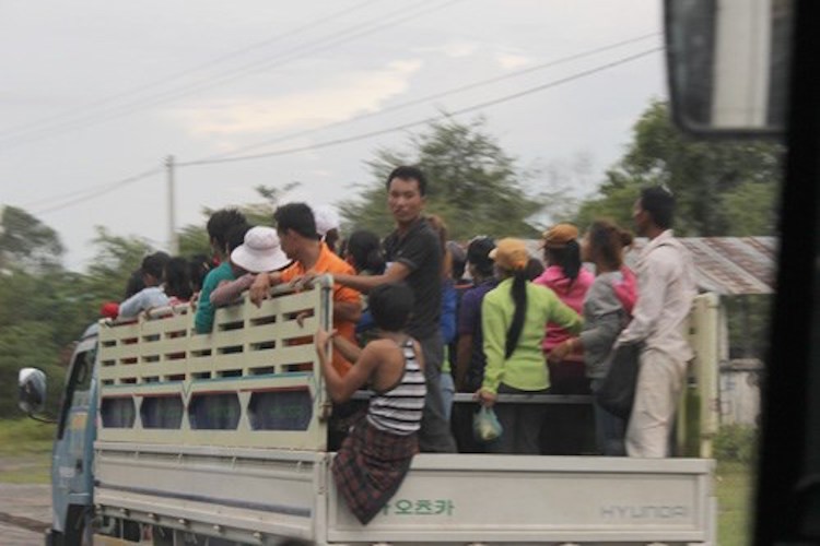 Thot tim xem nguoi Campuchia “cheo leo” tren xe tai-Hinh-5