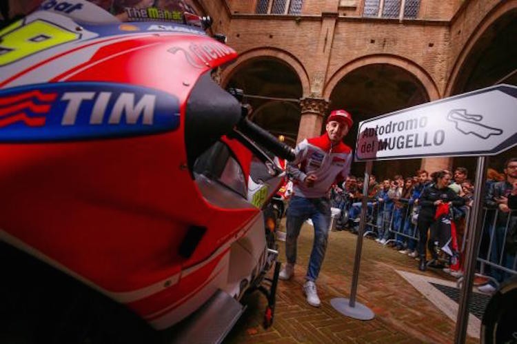 Xe dua MotoGP cua doi Ducati “quay tung” duong pho Y-Hinh-7