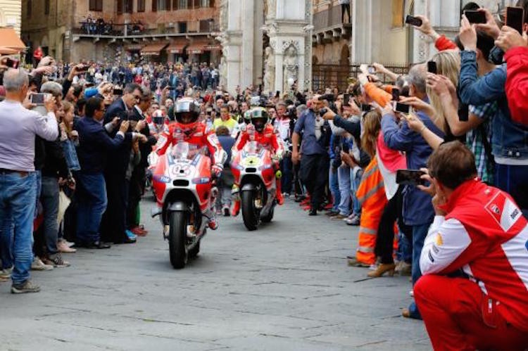 Xe dua MotoGP cua doi Ducati “quay tung” duong pho Y