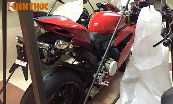 “Dap thung” sieu moto Ducati 1299 Panigale tai Viet Nam-Hinh-3