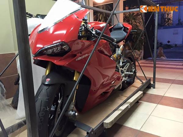 “Dap thung” sieu moto Ducati 1299 Panigale tai Viet Nam