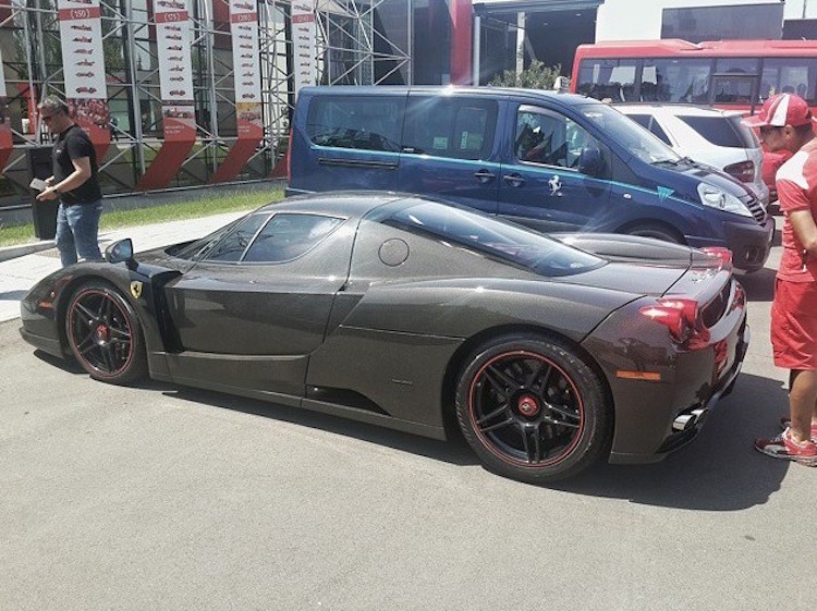 Can canh sieu xe Enzo Ferrari vo carbon 