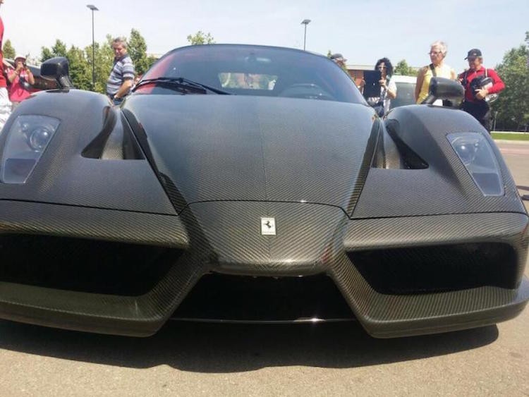 Can canh sieu xe Enzo Ferrari vo carbon 