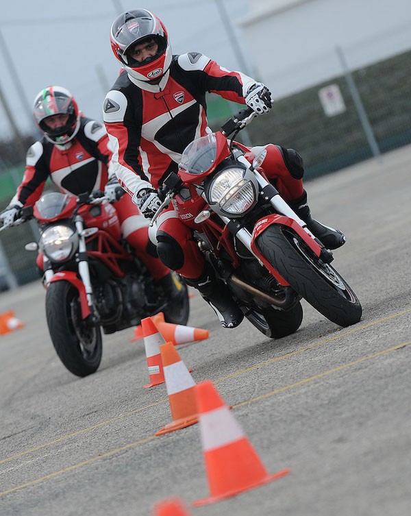 “Len trinh tay lai PKL” voi Ducati Riding Experience 2015-Hinh-2