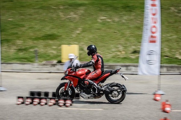 “Len trinh tay lai PKL” voi Ducati Riding Experience 2015-Hinh-3