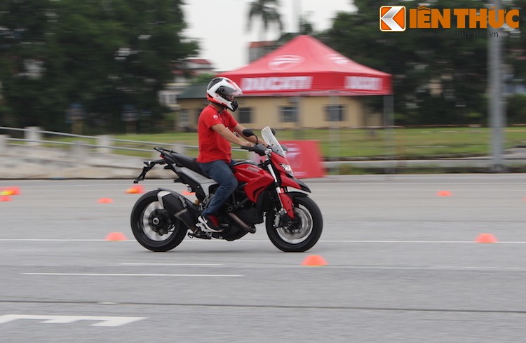 Luyen tap ky nang gi tai Ducati Riding Experience 2015?-Hinh-12
