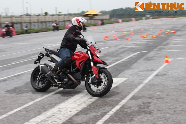 Luyen tap ky nang gi tai Ducati Riding Experience 2015?-Hinh-14