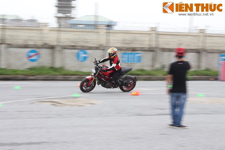 Luyen tap ky nang gi tai Ducati Riding Experience 2015?-Hinh-15