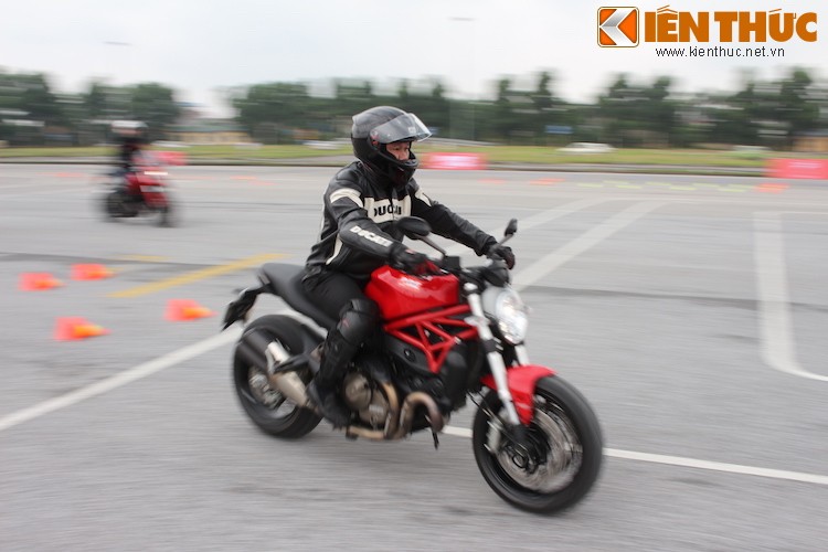 Luyen tap ky nang gi tai Ducati Riding Experience 2015?-Hinh-7