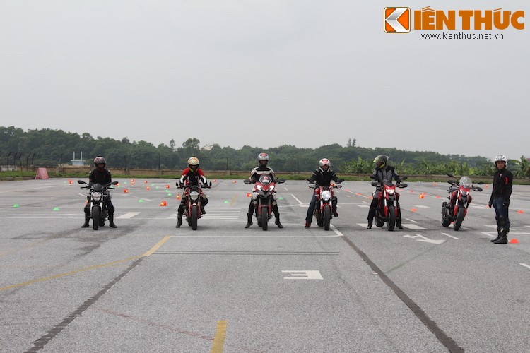 Luyen tap ky nang gi tai Ducati Riding Experience 2015?-Hinh-8