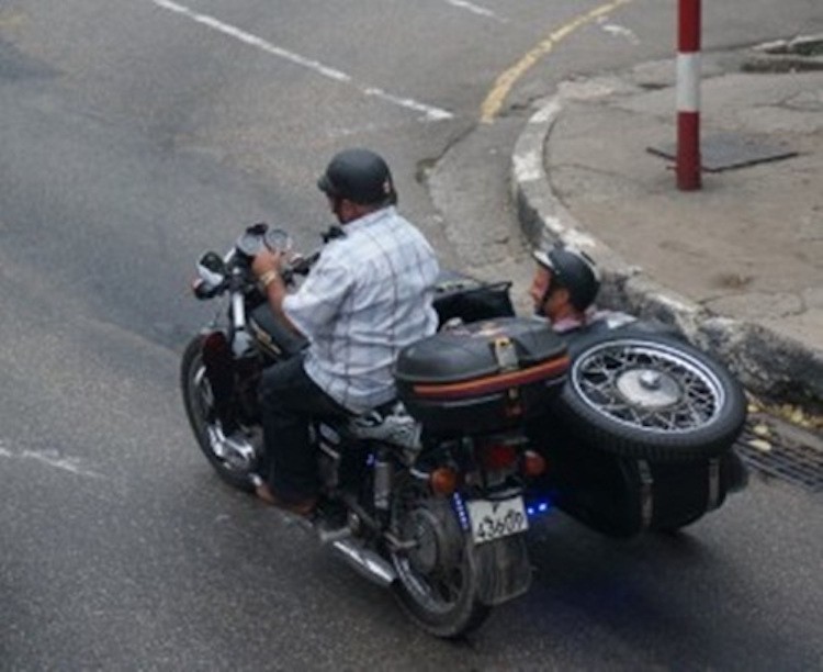 Ngam nhung chiec moto co tren duong pho Cuba-Hinh-2