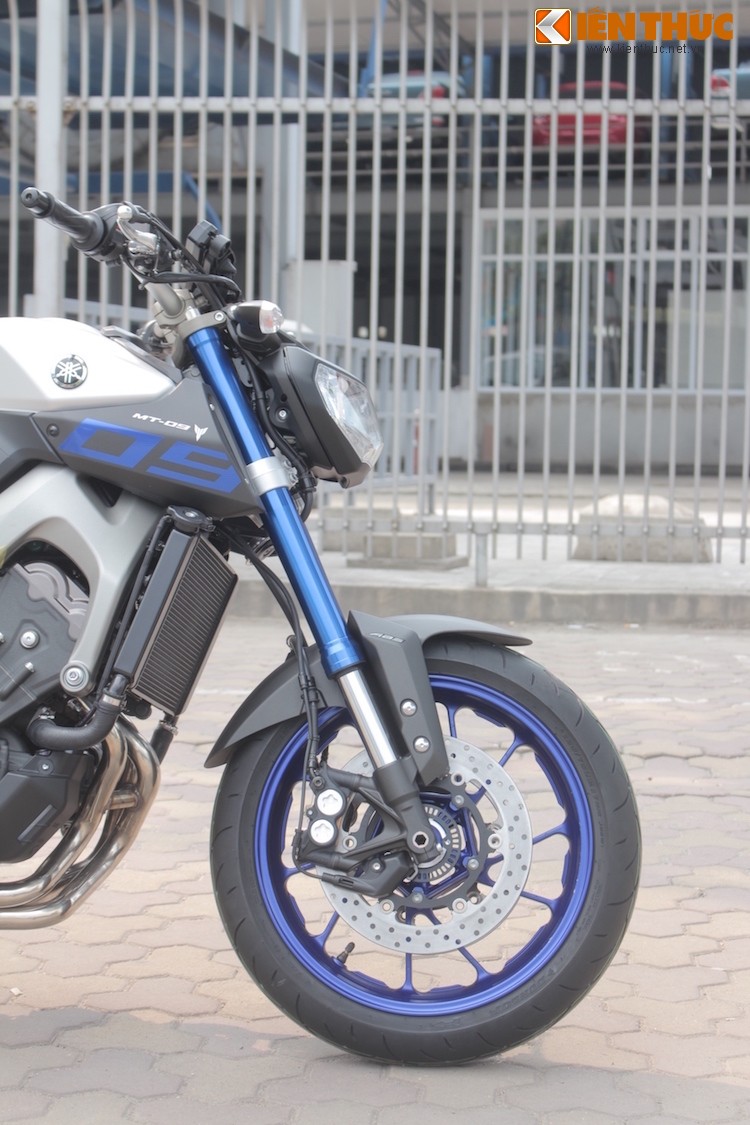 Soi nakedbike “hang doc” Yamaha MT-09 moi ve Ha Noi-Hinh-3