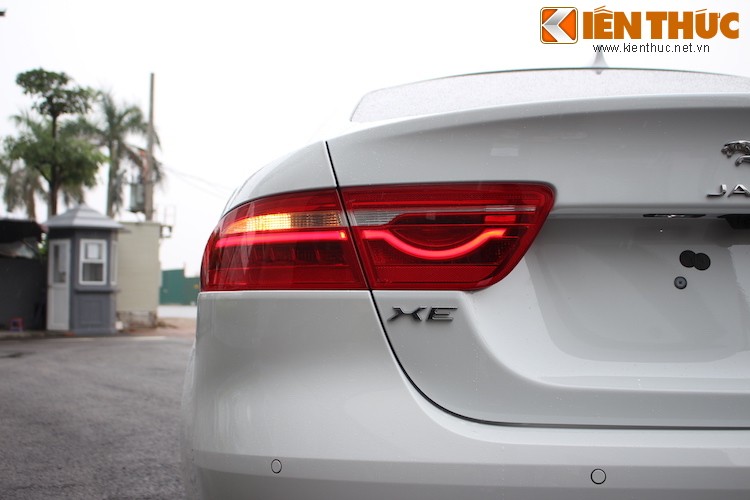 Soi chi tiet xe sang Jaguar XE dau tien tai Viet Nam-Hinh-8