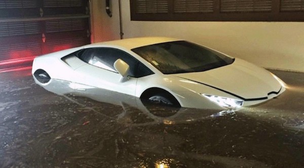 Sieu xe Lamborghini Huracan “chet chim” trong bien nuoc