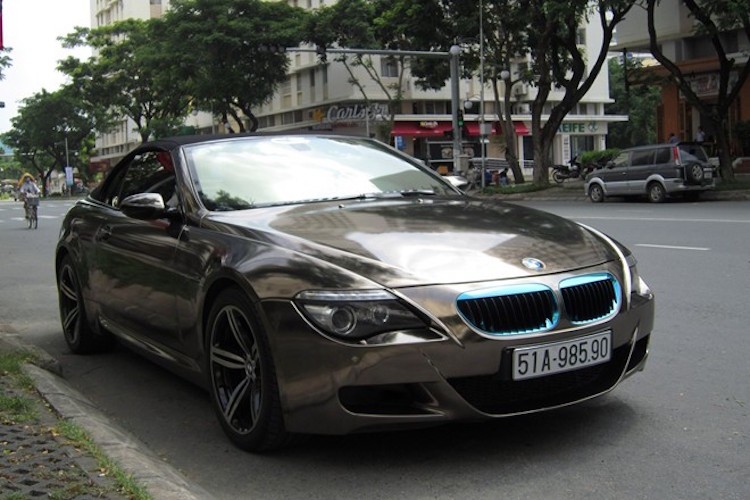 Ngam BMW M6 mui tran dan decal mau doc tren pho Viet