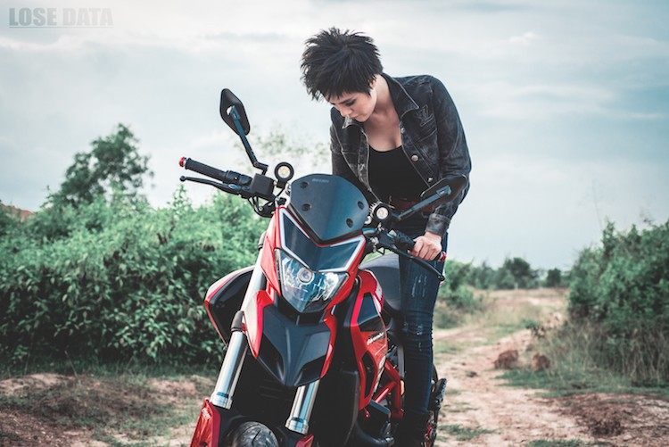 Chan dai Viet do dang &quot;sieu ngau&quot; ben moto Ducati Hypermotard-Hinh-2
